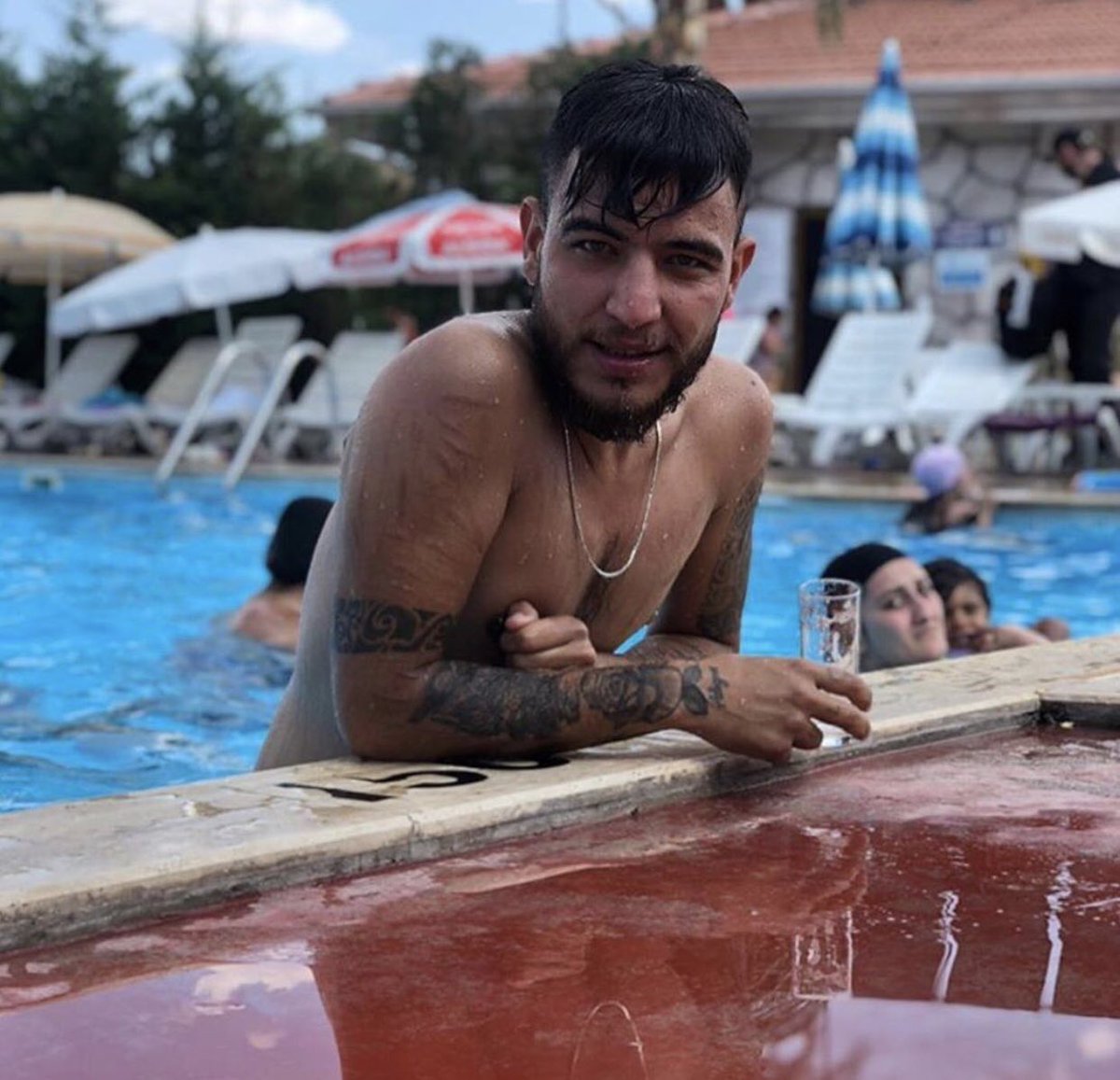 07_FIRTINA's tweet photo. Kollarındaki jilet izleriyle ekranlar karşısına çıkmış ben milliyetçiyim çoçuklara bakıyorum yardım ediyorum diyor. Senin kendine faydan yokken bu ülkeye ne faydan olacak şerefsiz.
#umitcanuyguntutuklansin https://t.co/AXvKTlbuWI