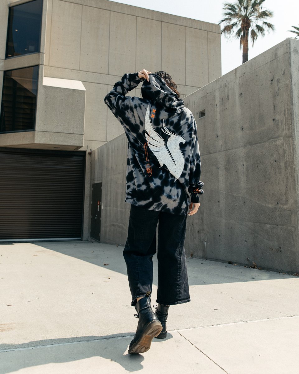 ElectricFamily's tweet photo. New drop alert! 🚨🚨🚨  

EF x @illeniummusic  dye hoodies are available now in the Superstore!

https://t.co/NgqNkOvoNE 💥 https://t.co/Kag9GhH1hx