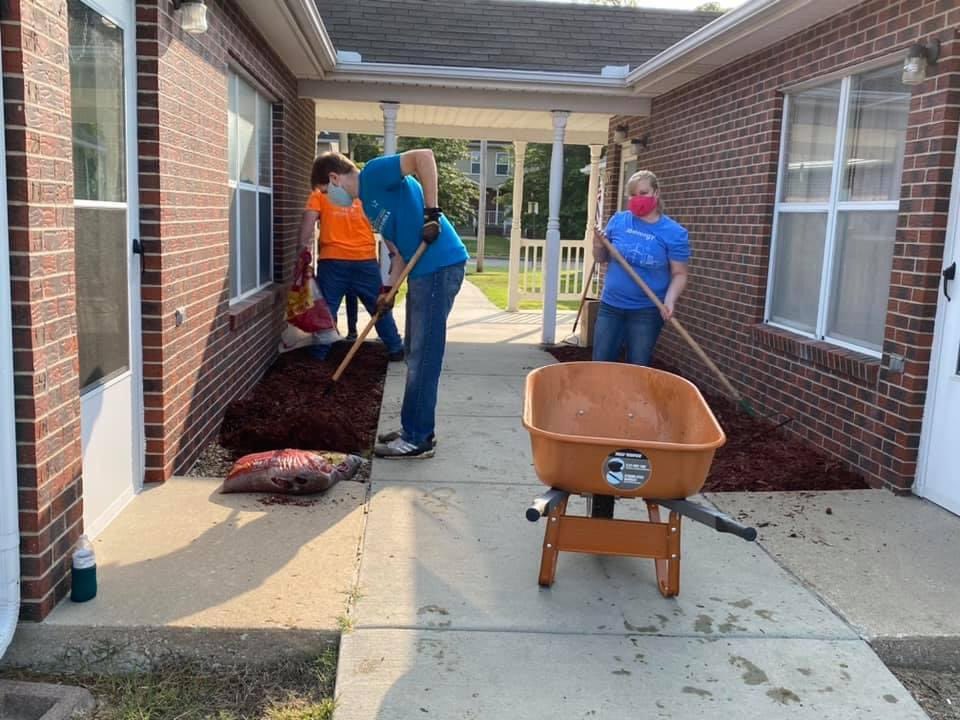 uwkawvalley's tweet photo. @evergypower employees were hard at work this morning with our partners at the Topeka Housing Authority in the Tennessee Town neighborhood! #LiveUnited #NPDOC20 https://t.co/bvem2Qn4cK