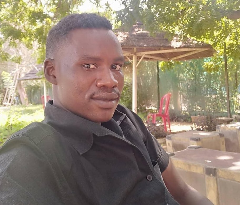 ahmedbassii's tweet image. - أريد أن أبلغ عن خطأ في المنيو 
ما هو الخطأ يافندم ؟
- لم أجد أسمي في قسم الحلويات ..