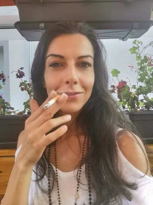 &Ccedil;a boit des coups en terrasse et &ccedil;a te flashe sous la jupe 😜 vid&eacute;o dispo pour mes abonn&eacute;s ! (lien en<a href="/tag/puyenvelay"class="tags"><span>#puyenvelay</span></a><a href="/tag/medievale"class="tags"><span>#medievale</span></a>