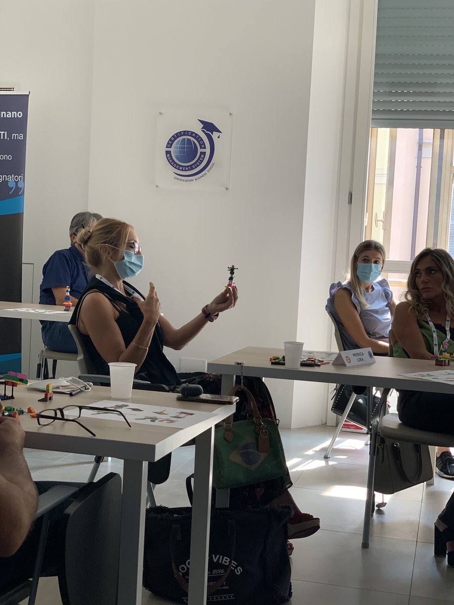 💡💡Oggi un secondo giorno del #LeadershipCertificationProgram (MI) dove gli Imprenditori hanno lavorato sull' #ESG : la Governance, dettagliata in #Innovation , #ISO56002 e  #ISO56001, con la brava Chiara Palamà 
#Certification #KHC #Sustainability