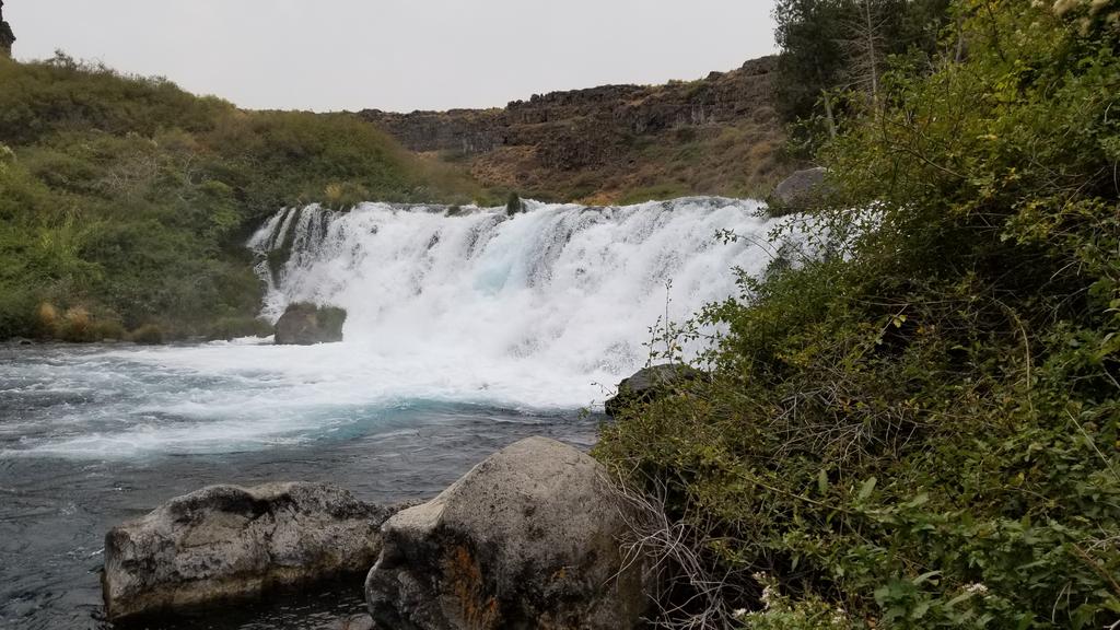 SciJerry's tweet photo. Box Canyon waterfall in #beautifulidaho is our first stop. We're talking about basalt flow dynamics and geomorphology. #MiniFieldcamp #geologyeverywhere #geoscience https://t.co/fM5LYlmOpf