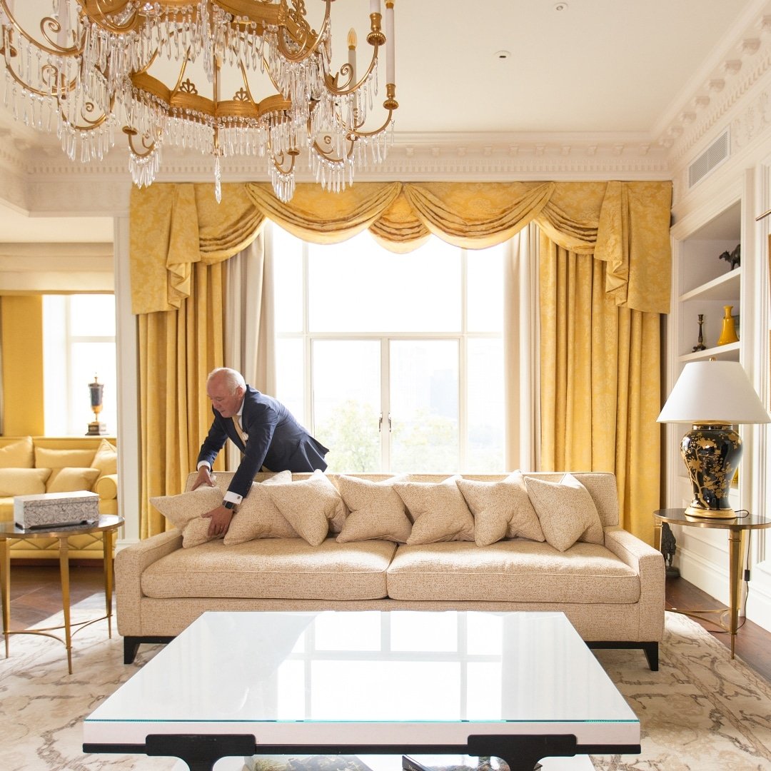 TheSavoyLondon's tweet image. We&apos;re getting ready! Here&apos;s the ever-fastidious Sean plumping the cushions in the Royal Suite #countingdown #reopening #SavoyStyle