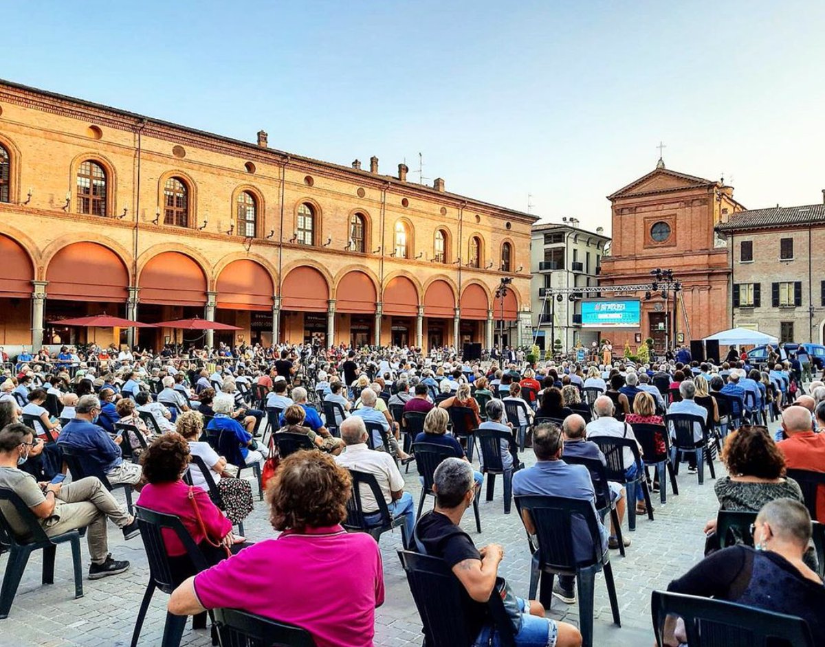sbonaccini's tweet photo. Ad Imola mille persone in piazza per Marco Panieri, candidato a sindaco per il centrosinistra 😀 https://t.co/vMXN4zUxsG