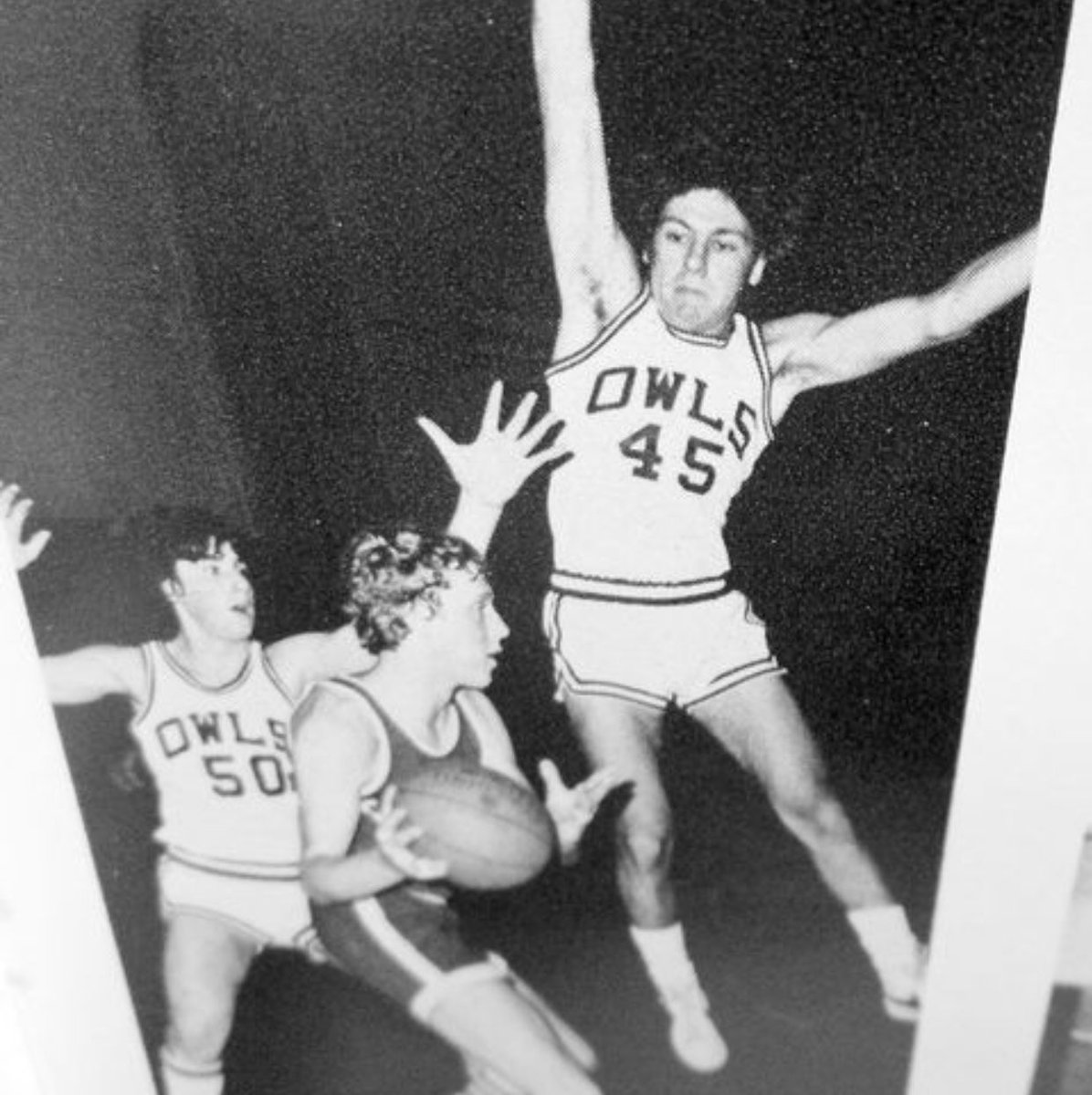 The legendary James Gandolfini would’ve turned 59 today. Here’s a few throwbacks from his HS basketball days at Park Ridge HS in New Jersey where he graduated in 1979. The makings of a varsity athlete! 📸