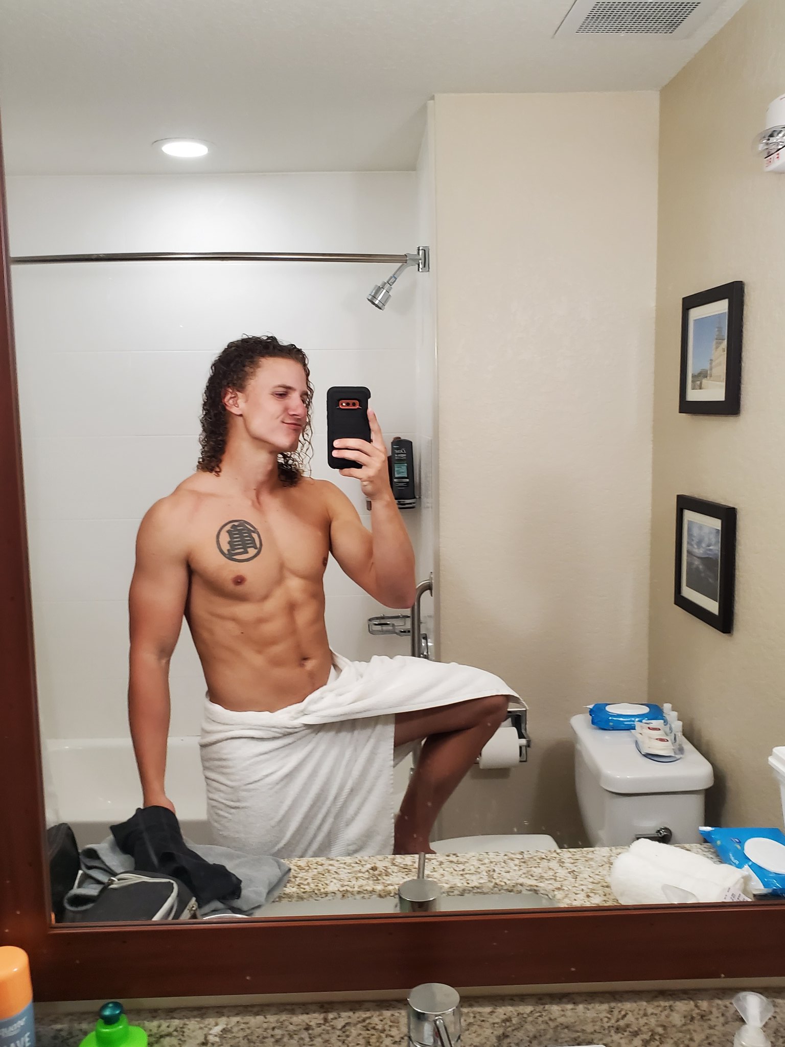 2 pic. Hotel lighting is my newest addiction https://t.co/3QtRB6UYUd