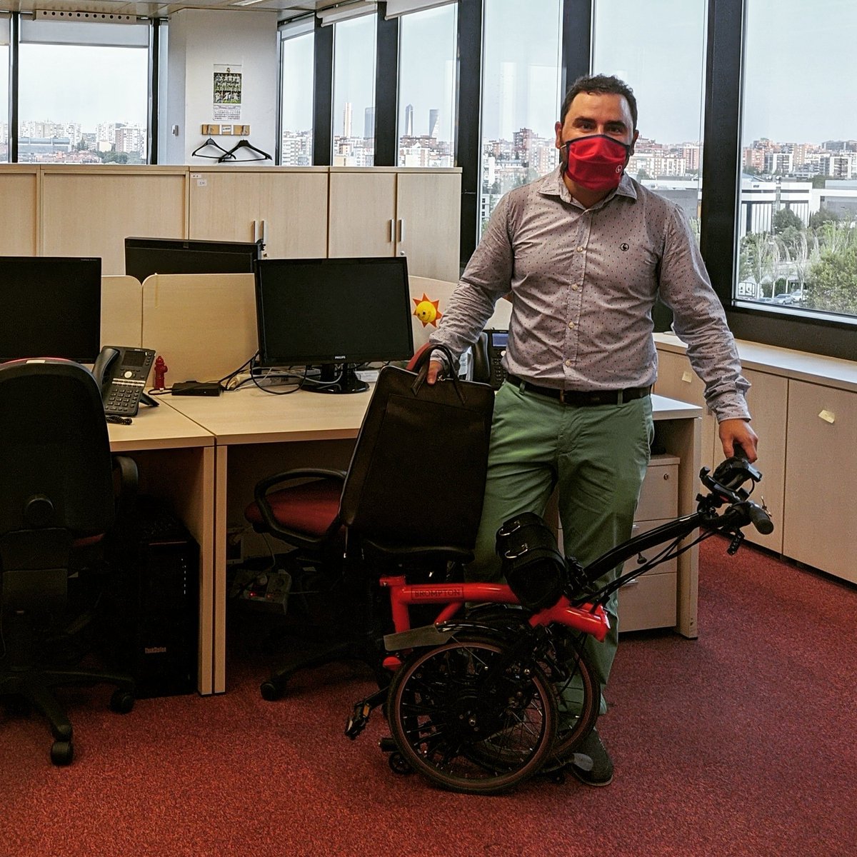 PedroSaldana's tweet photo. Semana europea 🇪🇺 de la movilidad 🛴 en @Ineco_es; comprometidos con la responsabilidad individual y colectiva, por el futuro de nuestras familias 👪  #semanaeuropeadelamovilidad #ineco @elgansospain @BromptonBicycle #canussa @Okocicle https://t.co/B6fVqcS2Y1