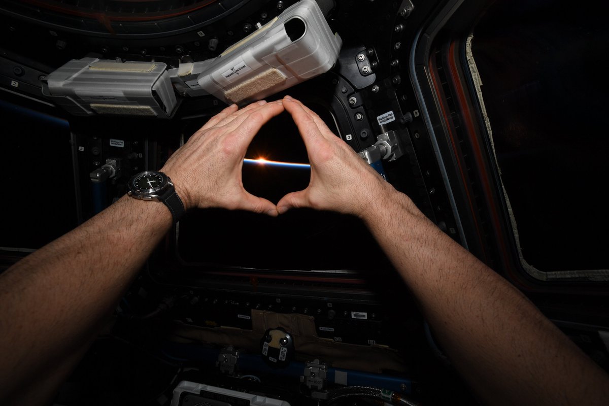 Astro_SEAL's tweet image. Taking #sunsethearthands to a whole new level….happy Friday to everyone!⁣
⁣
#sunsethandhearts #fridayvibes