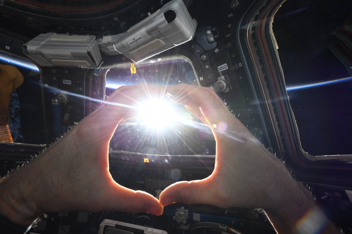 Astro_SEAL's tweet image. Taking #sunsethearthands to a whole new level….happy Friday to everyone!⁣
⁣
#sunsethandhearts #fridayvibes