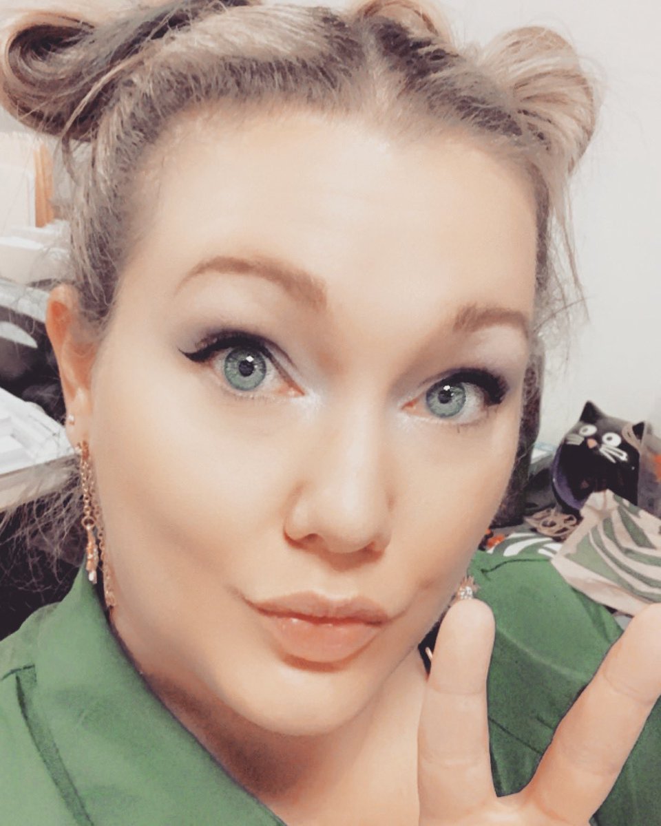 projectMAL's tweet photo. Channeling my inner @rudeunicorns for Friday closings #realestate #signhereplease https://t.co/WXcmWELEAV
