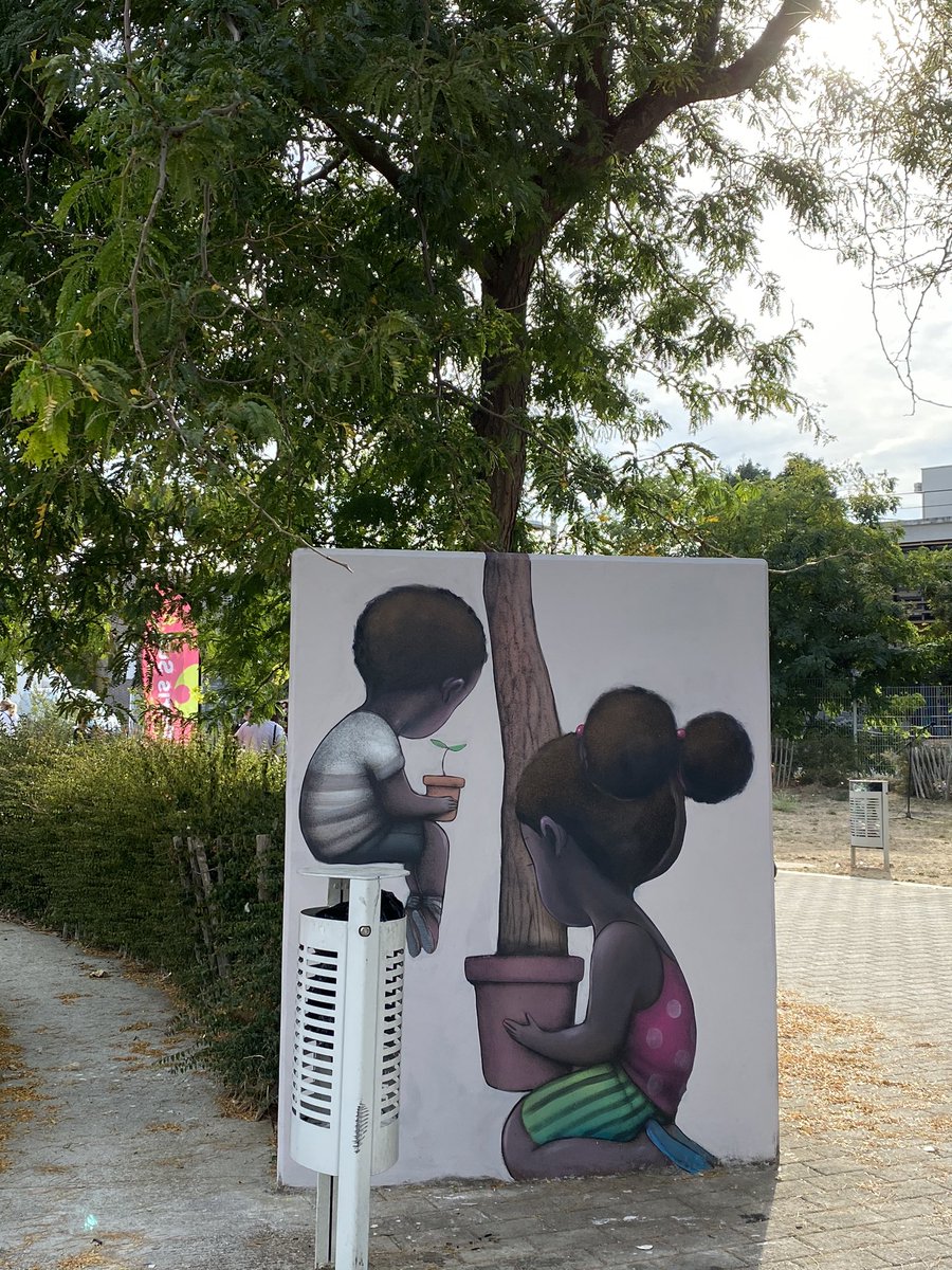 MZeghouf's tweet image. Deux beaux vernissages ce soir. A @villedegrigny91 d’abord autour de la fresque de SETH au cœur de la Grande Borne. Une belle invitation au rêve et au voyage. A @VilledEvryCourc ensuite aux côtés des enfants et parents d’Evry-Sud et de leurs œuvres travaillées cet été. Fier !