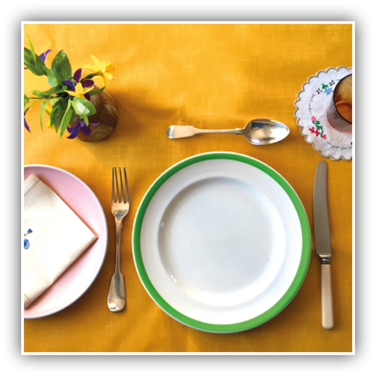 AhpDementia's tweet photo. When thinking about dining it is also helpful to think about how the crockery you eat from can enhance the experience. Choosing plates or bowls that contrast with the colour of the table makes the crockery and food easier to see. https://t.co/vOro9ofDqk @alzscot
#WorldAlzMonth https://t.co/EMcYDBBVs2
