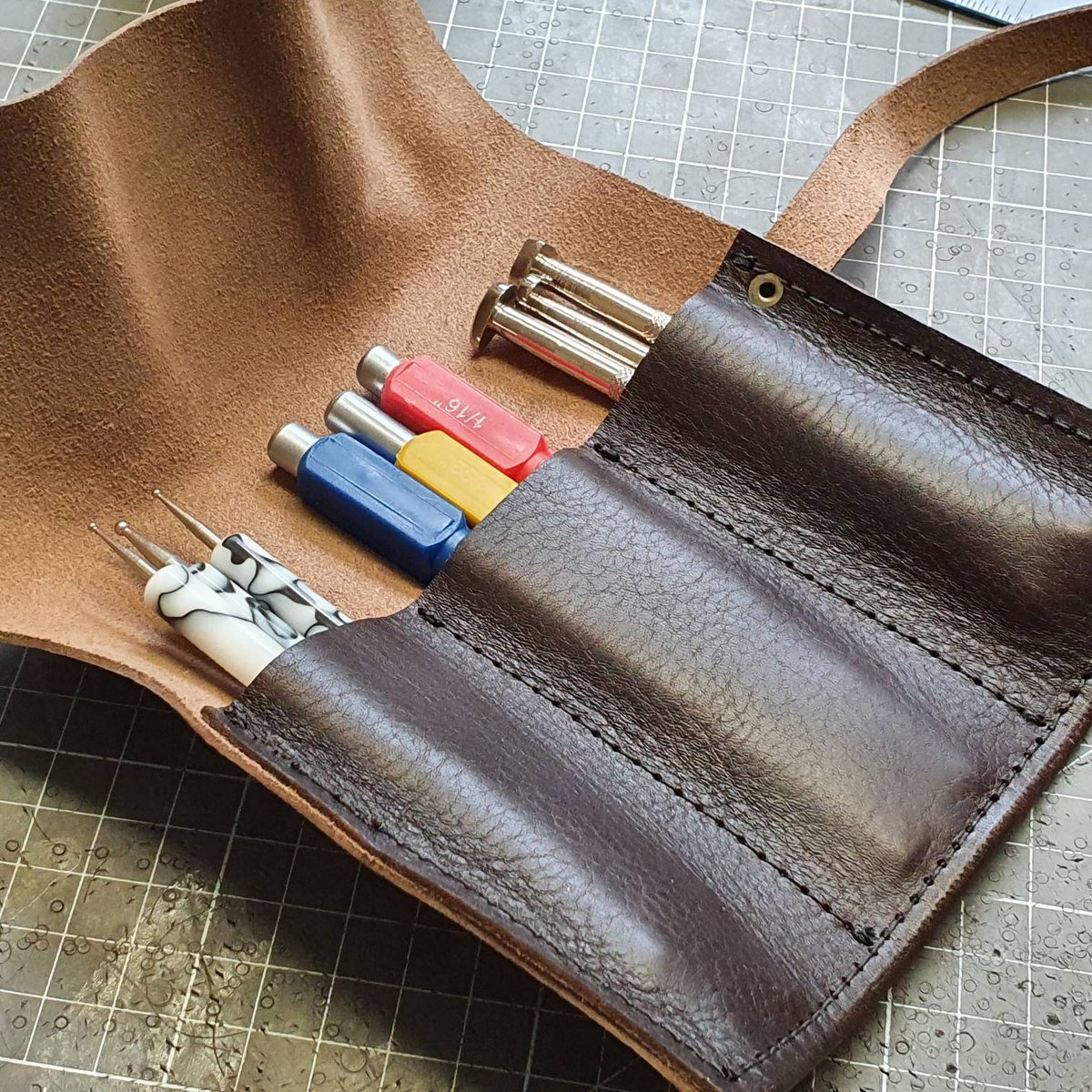 SandraPoppys1's tweet image. Mini tool pouch, leather Pen pouch, Teacher gift tuppu.net/b7520714  #PocketTools