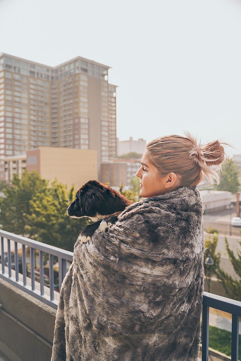 Get cuddled up in a @everlasting_comfort throw blanket!  Perfect for outdoor movies, picnics or snuggled up on the couch!
.
.
<a href="/ComfiestTweets/">Everlasting Comfort®</a> We got a discount code for you to get 20% OFF!!!
Use powellmiranda at check out at everlastingcomfort.net!