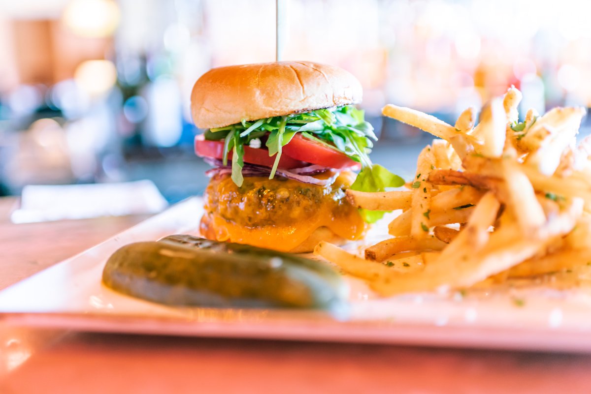 PalaCasino's tweet photo. When life hands you a🍔cheeseburger... eat it! Happy National Cheeseburger Day from Bar Meets Grill! 😀
 
Pictured is BMG’s signature Kobe Beef Burger made with 100% USDA Kobe beef. 

#NationalCheeseburgerDay #palacasino #sandiegocasino  #wereopenforbusiness #sandiegofood #slots https://t.co/jCr2KYpZZw
