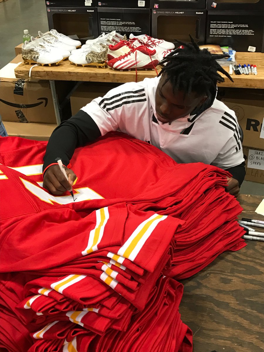 TSEKansasCity's tweet image. If @cheetah scores a touchdown today, we'll give away a Tyreek Hill autographed jersey to someone who retweets this tweet AND follows us!
