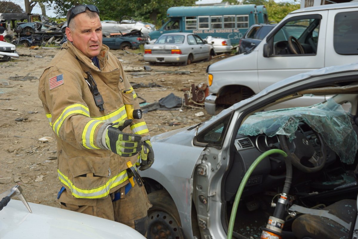 MiddletownFire's tweet photo. Our new probationary #firefighters attended a training day this week where they learned the basics of motor vehicle #extraction. Learn more and watch our new video here: https://t.co/tqqp7sonzG

#MiddletownRI #MiddletownHelps https://t.co/Jh3VttiS5D