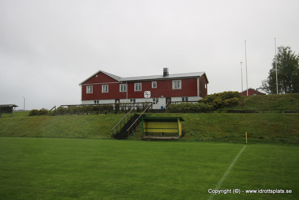 Stopp 6 på Västgötaresan.
Vi har nu kommit till natursköna och lantliga Nosseborg i Borgstena. Ja, lantligt med tanke på kossorna som tog en egen promenad bakom ena kortsidan
<a href="/BorgstenaIF/">Borgstena IF</a>