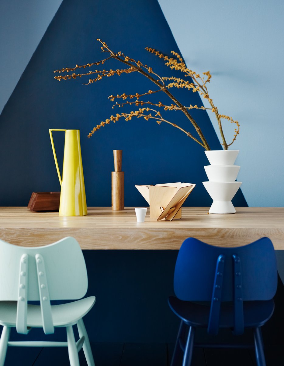 JonathanScott's tweet image. Going to let you guys in on a secret...🤫 A fresh coat of paint can completely transform a room, so we've got 5 steps that'll have you painting like a pro in the latest issue of #RevealMag. bit.ly/2Z9bFlt