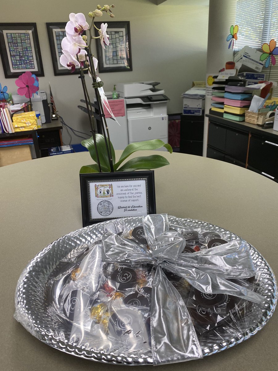 learnandteach04's tweet photo. Grateful for the support and the yummy treats! Thanks @62Foundation for making our Friday a little brighter &amp; always supporting our @62schools  teachers!! @D62ForestElem #62workingtogether #62learns #GrowAtFO https://t.co/3UXsveKZTo