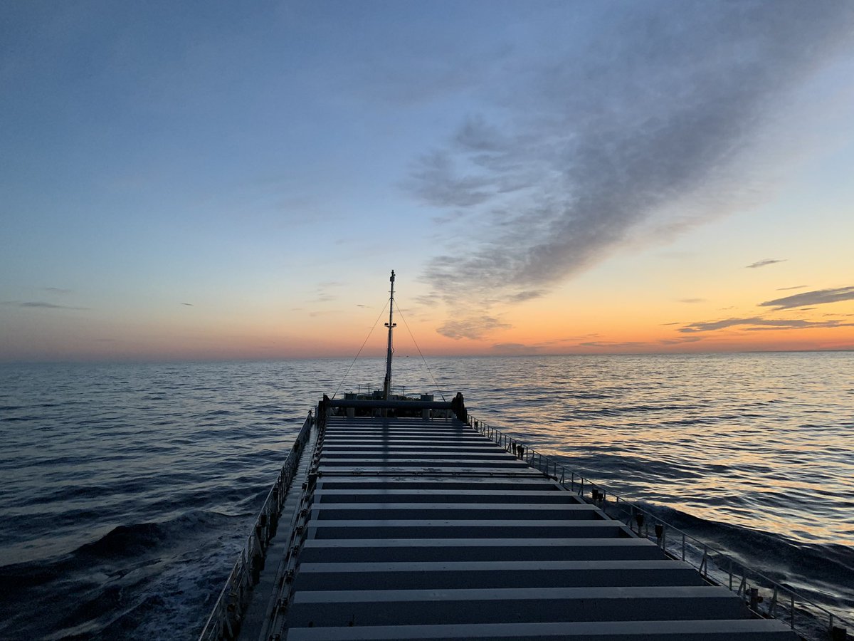 takabo77's tweet photo. At dawn, I could see Kushiro Port⛴💨
夜明けとともに釧路港が見えてきた。
#morningray #voyage #sailing #officer #sailor #seamenslife #lifeonship #船上生活 #船員 #船乗り #夜明け #航行中 https://t.co/6DWQbXib21