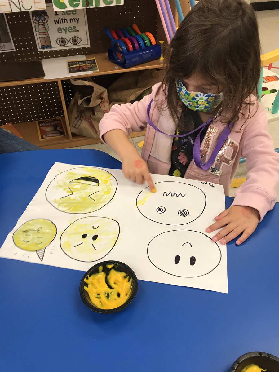 slevin_prek's tweet photo. Did you know emojis are circles? We did a great job painting inside the lines! ππ€ͺπππ€© #shapeoftheweek #fhleads https://t.co/k2wUIFKP7Z