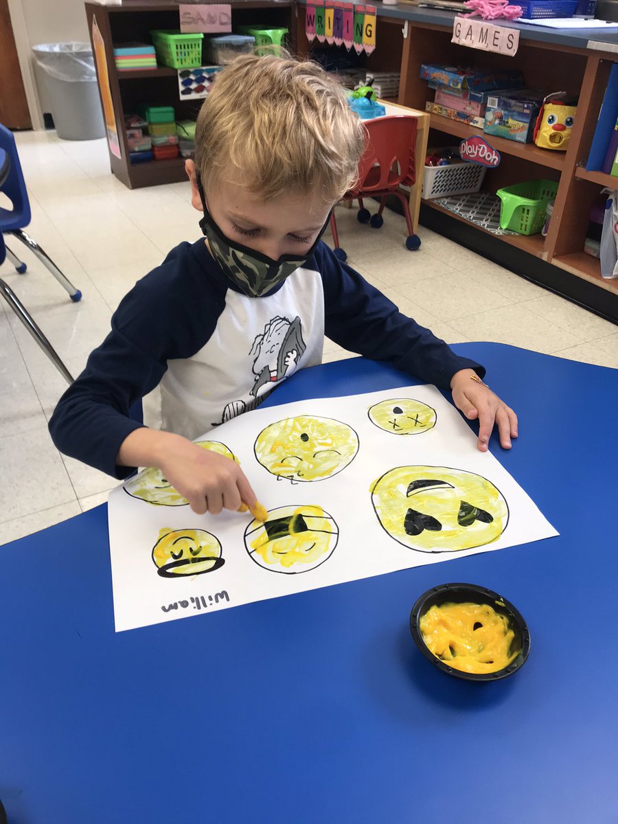 slevin_prek's tweet photo. Did you know emojis are circles? We did a great job painting inside the lines! ππ€ͺπππ€© #shapeoftheweek #fhleads https://t.co/k2wUIFKP7Z