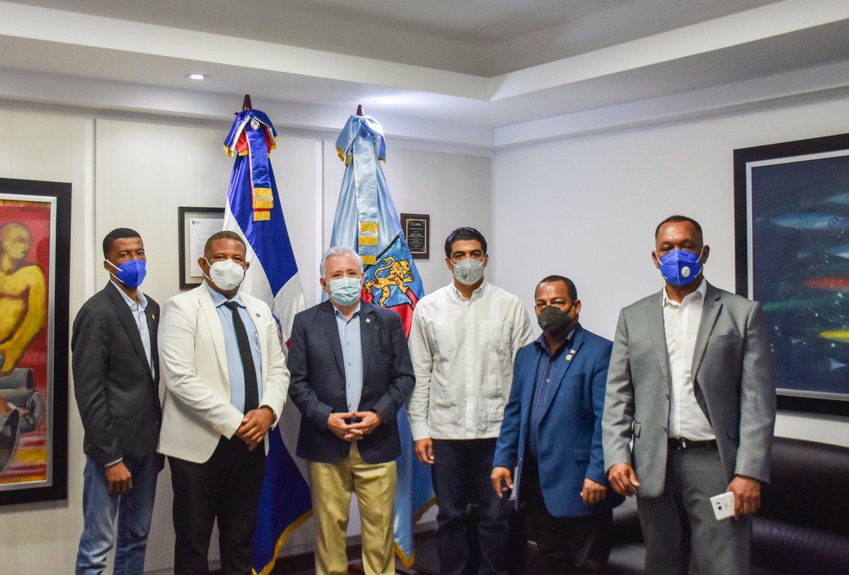 caasdrd's tweet photo. Nuestro director general, Felipe Suberví @fellitosubervi , recibió la  visita de cortesía del senador por la provincia Santo Domingo, Antonio Taveras, y del alcalde del municipio San Antonio de Guerra, César Rojas, para tratar temas de interés sobre el servicio de agua potable. https://t.co/Kt6ubbbpjQ