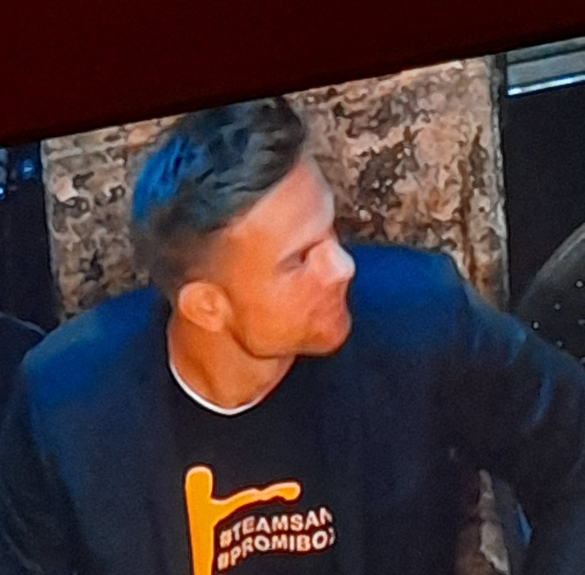 ReinstePanne's tweet photo. Er hält schon Ausschau nach Schwänen. #Promiboxen https://t.co/HH5xq7x0ke