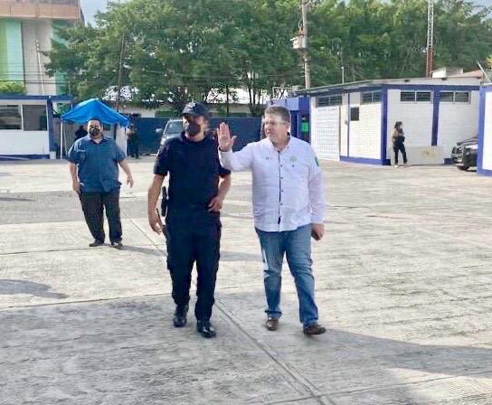 HGutierrez_M's tweet photo. Los esfuerzos coordinados para hacer frente a la incidencia delictiva en Veracruz, no serían posibles sin el compromiso y entrega de cada una de las y los trabajadores de nuestra corporación, este día visité las instalaciones de la Delegación de la @SP_Veracruz en Poza Rica. https://t.co/9hOgZNIKpx
