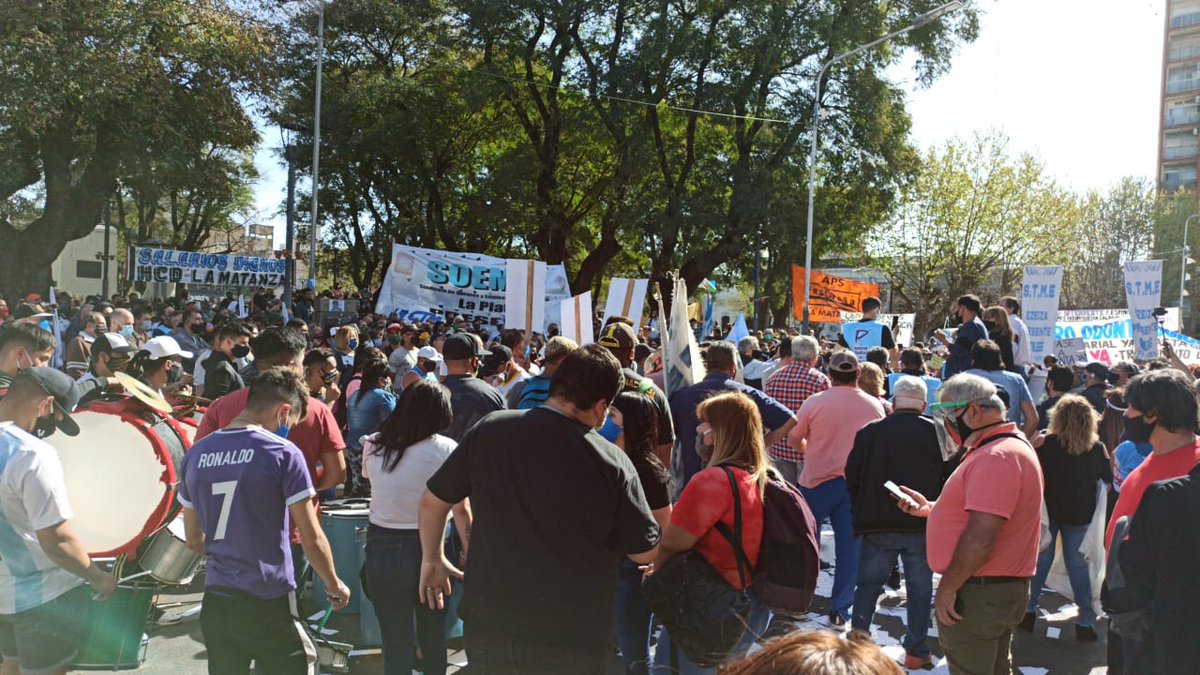 NacionalMatanza's tweet photo. Pese al aumento que decretó el Poder Ejecutivo Local sin el consenso del Sindicato #STMLM. Los trabajadores #Municipales de #LaMatanza, se movilizaron a la puerta del Palacio Municipal en la localidad de #SanJusto, dónde decidieron un #Paro a partir del día lunes. https://t.co/YMHVwlFDqI