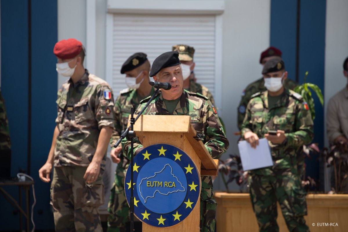 ndiayemankeur's tweet photo. Bienvenue au Général Paulo Neves de Abreu, nouveau Commandant de l’@EUTMRCA. La #MINUSCA continuera à travailler avec la mission technique européenne en soutien au @GouvCF, notamment la mise en oeuvre de la stratégie de réforme du secteur de sécurité &amp; du plan national de défense https://t.co/0rqC3TN7Si