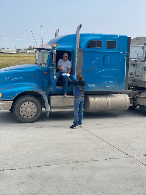 Lincoln_Premium's tweet photo. It’s National Truck Driver Week and WE LOVE OUR TRUCK DRIVERS!  Everyone please take a moment to thank a truck driver.  They are vital to our food supply chain! #LPP #lincolnpremiumpoultry #NationalTruckDriverWeek  #WeAreEssential #MeatCanBeHeroes https://t.co/ZyaOUTo7c4