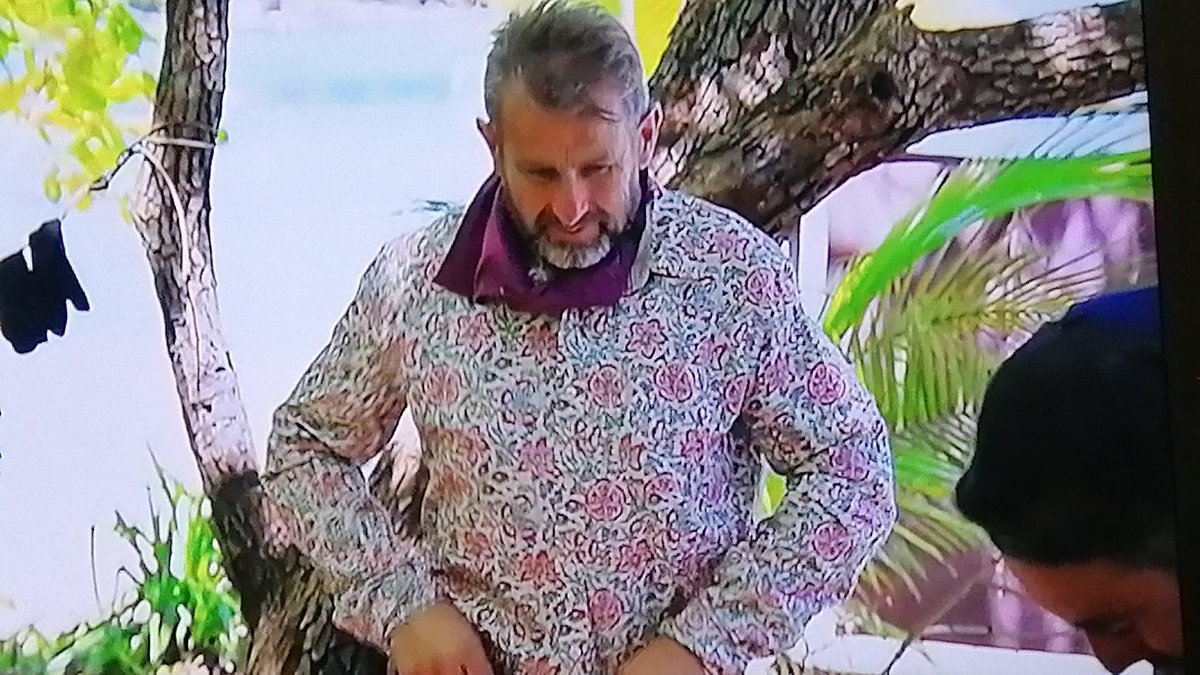 LayeI2SA's tweet photo. A coups sur il est congolais Sappeur c’est important 😂😂😂#KohLanta2020 https://t.co/CexhgnGfk3