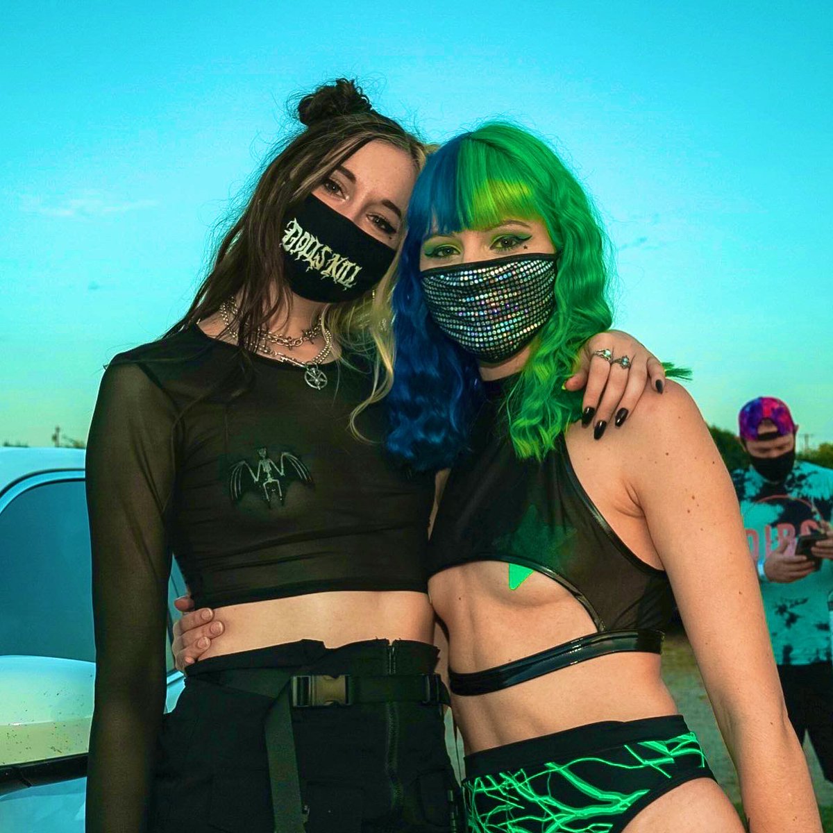 naelien666's tweet image. my rave sistas &amp;amp; I took on a drive-in~ #noparkingonthedancefloor