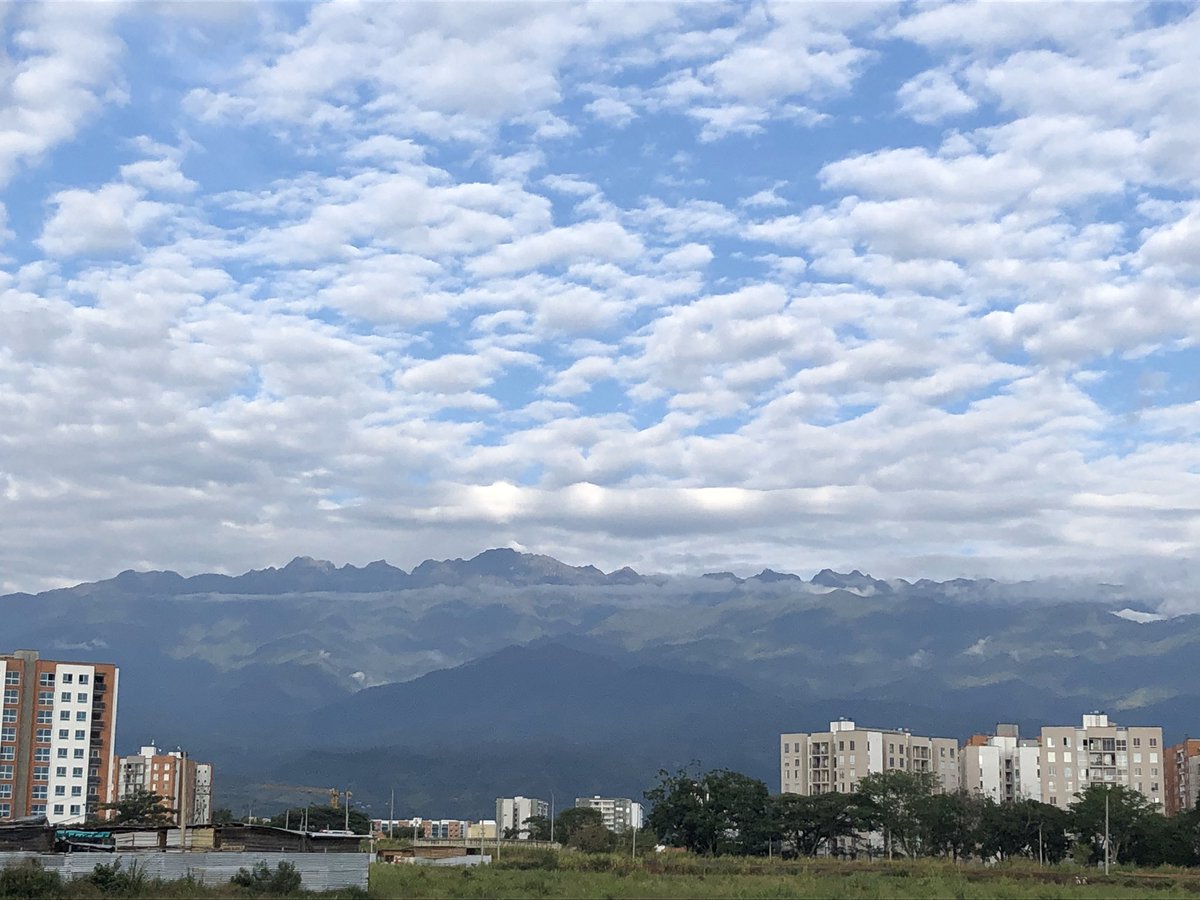 Hoy enseño esas montañas en la ciudad en donde vivo, esas que un día alcancé y que sueño volver a cruzar!!! Entrene suave 5k! #soycorredora #amorporelrunning #entrerunners #YoElegiCorrer #correrencuarentena