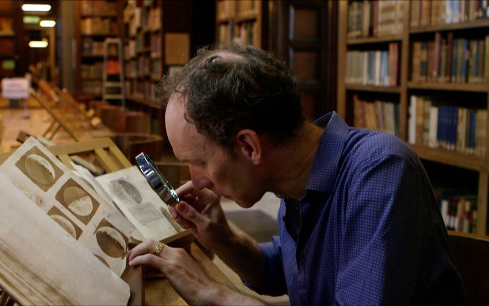 Esta es la historia de una falsificación muy especial por ser una de las más retorcidas y malvadas que se conocen y porque ella sola ha trastornado el mercado del libro antiguo para siempre.

Hoy tenemos historia, astronomía, ciencia y lunas

HILO MENSAJERO SIDERAL

👇🌒🌓🌗🌘👇