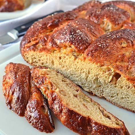 RedStarYeast's tweet image. Apple Honey Challah recipe: bit.ly/2jWZjLR

Fluffy honey-sweetened challah bread stuffed with apples and cinnamon. This is perfect for special occasions and even makes incredible French toast. #challah #applehoney #challahbread