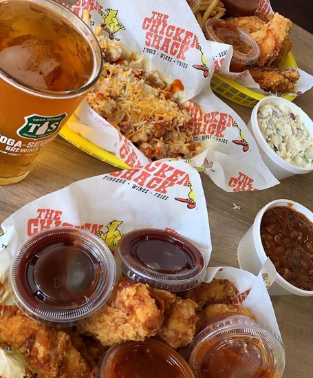 ChickenShackCa's tweet image. Beer and chicken and sauce — oh my! 

#HanfordCA #ChickenShack #CaliEats #CaliforniaFoodie #CaliFood #CAWings
📷: @dine.fresno