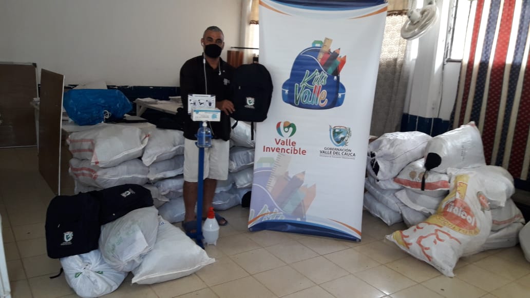 ¡Estamos comprometidos con la educación de nuestros niños! y continuamos llevando  #ElKitQueCambiaVidas a  los 34 municipios no certificados del Valle del Cauca, esta vez desde Yotoco.