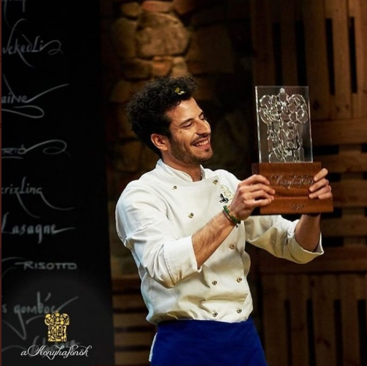 Naldoxx's tweet photo. ¿Se acuerdan de Armando Mundarain, el venezolano que clasificó a MasterChef Hungría con un asado negro?

Bueno, el pana GANÓ.

Felicidades, @Mundarain_ah https://t.co/0tXcDotSEN