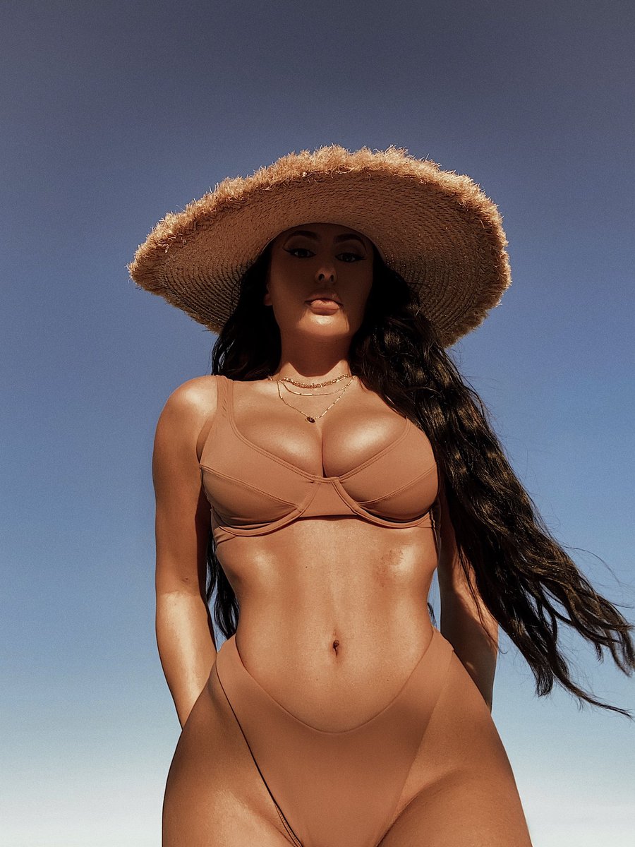 amrezy's tweet photo. If it requires a bikini, my answer is yes 🤎 https://t.co/j6WYKPsWU3