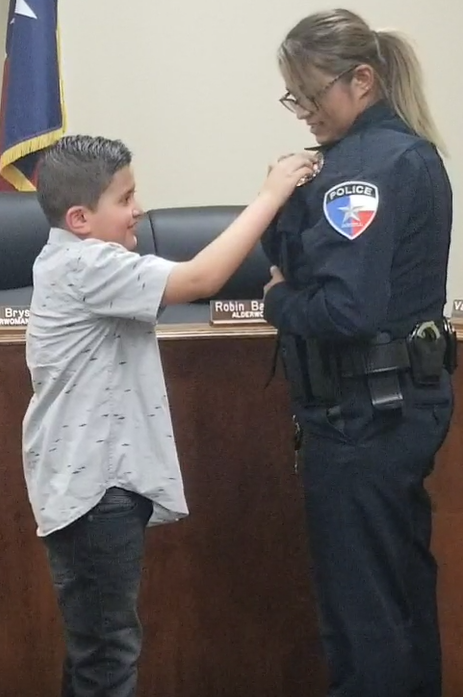 JarrellTxPD's tweet photo. Jarrell PD was happy to swear in our newest officer today - welcome Officer Amy Estrada! Congratulations! https://t.co/crJegxQiPE
