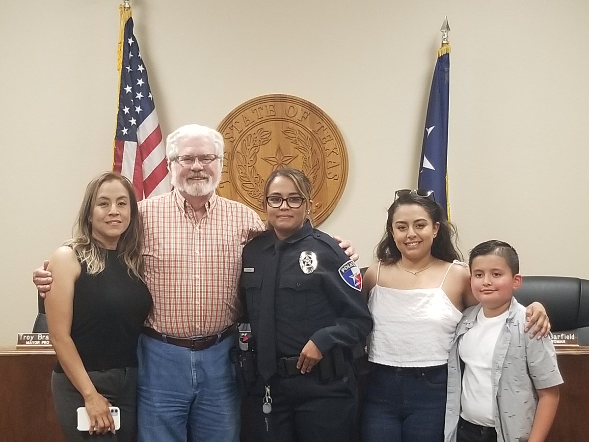 JarrellTxPD's tweet photo. Jarrell PD was happy to swear in our newest officer today - welcome Officer Amy Estrada! Congratulations! https://t.co/crJegxQiPE