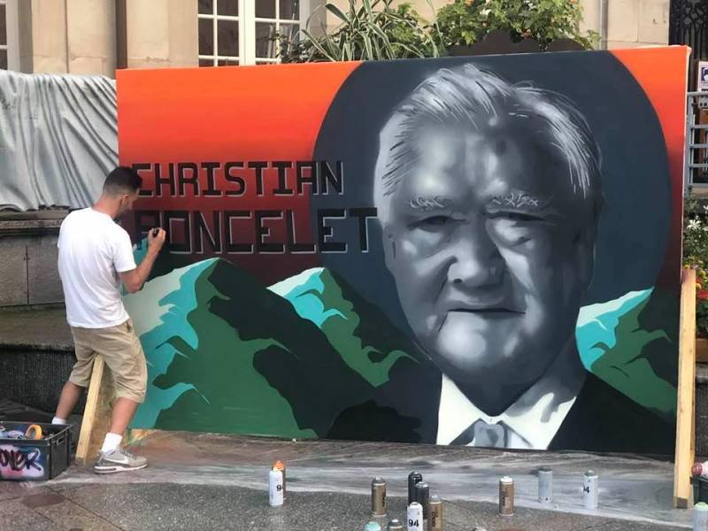 Partagé avec Public Fresque hommage dans sa chère ville de Remiremont en ce jour de l'enterrement du Président Christian Poncelet. Il aura permis, entre autres, la renaissance du Musée du Luxembourg à Paris depuis 2000. Reposez en paix, Monsieur le Président.❤️ #rplay #Senat