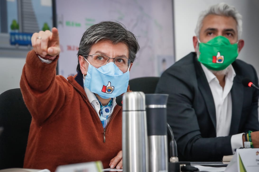 Bogota's tweet photo. Al revisar las cifras de fallecimiento de ciclistas y moteros por siniestralidad en 2019, la alcaldesa @ClaudiaLopez les hizo un llamado: “hay que cumplir las normas. Acelerar como loco y meterse entre carros es un riesgo para la vida y genera accidentes”. #DespachAndo https://t.co/kIdZwQrMv5