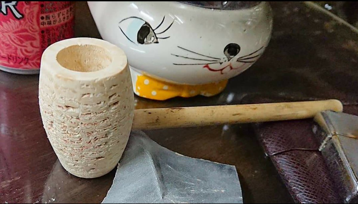 CafeBarELIXIR's tweet photo. コーンパイプが気に入らなかったので改造。サンドペーパーで削る→バーナーで焼く→とにかく磨く。手に心地よく、目に愉しい。心を落ち着かせ、ゆったりと煙を燻らす。#pipe #pipesmoking #cornpipe #smoking #smokingbar https://t.co/rbOGngYEZN