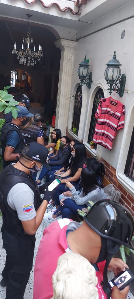 ErikaPSUV's tweet photo. A Rafael Uzcátegui, le tocará explicar a los padres y madres caraqueñas que hacía muy cómodo en un espacio de prostitución, abuso y drogas. ¡Ni Caracas ni su pueblo es sinónimo de estos actos indignantes y bochornosos! https://t.co/6L0f6VhVg3