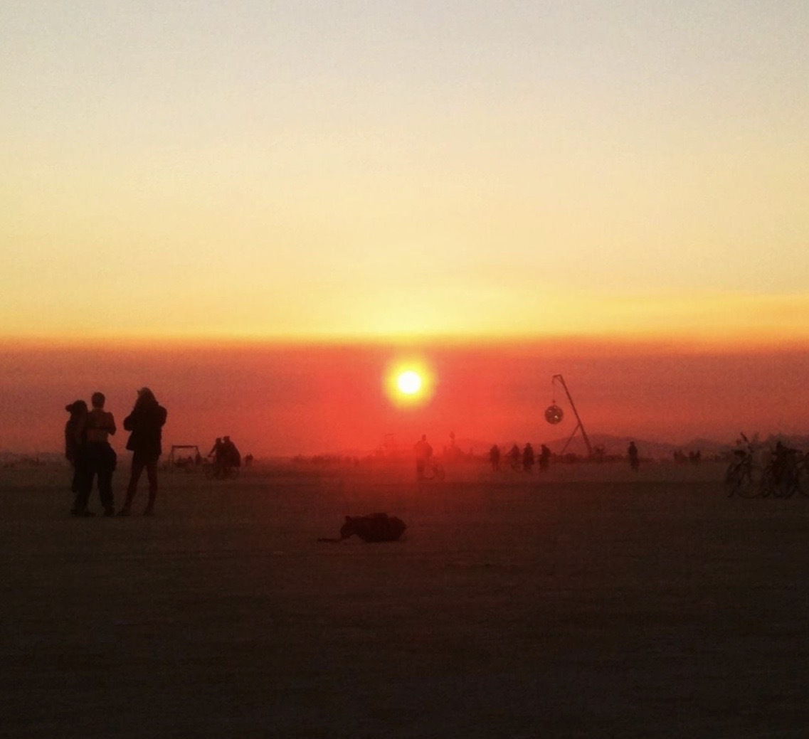 I made a 2.5 hour #SpotifyPlaylist to honor the end of summer🌞

It sounds like happy sadness when the first cool, dry breezes cut through the hot, humid air of summer's end. Feat. classic &amp; new music from artists I admire (+ some of my own).

Grab the link in my bio! 🖤